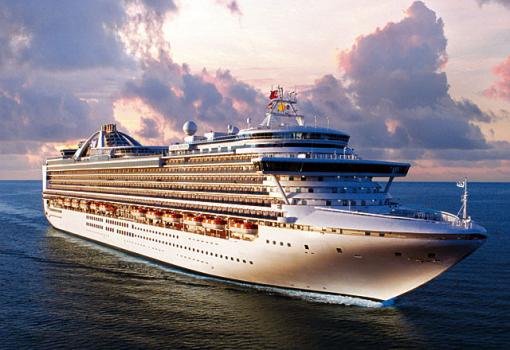 Emerald Princess navegando al anochecer